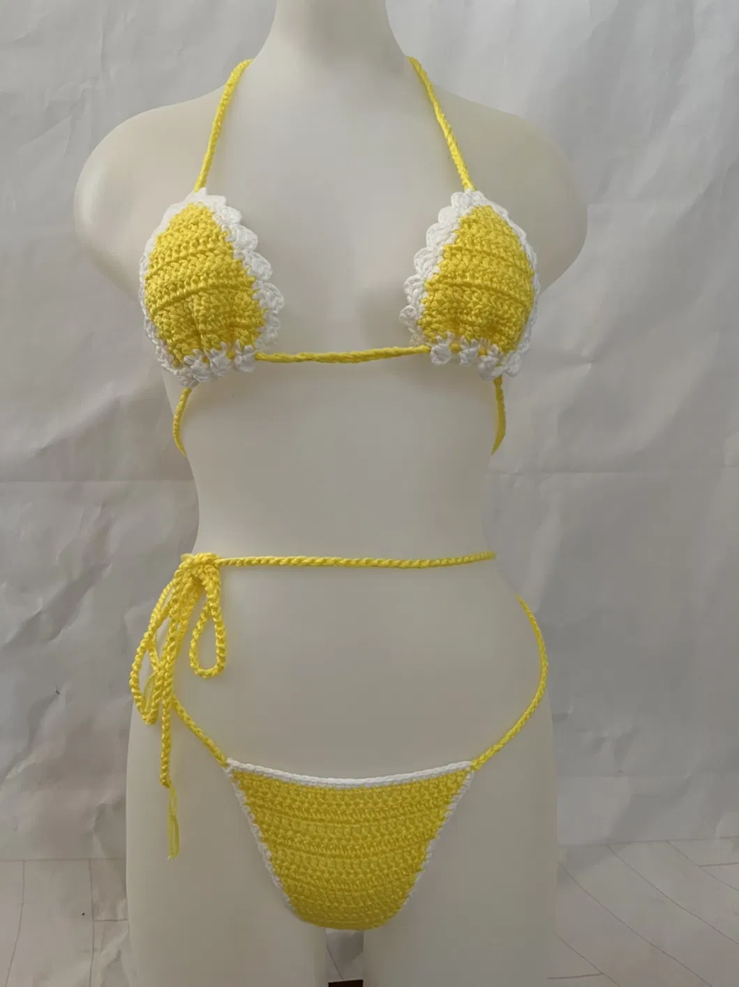 Women&prime;s Two Pieces Contrasting Color Hand Crochet Bikini